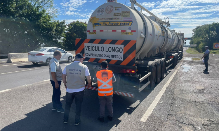 Em Marília, Ipem-SP fiscaliza veículos que transportam produtos perigosos e cronotacógrafos em ação do Maio Amarelo
